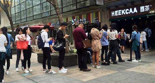 諸多網(wǎng)紅餅店雇人排隊(duì) 線下也用互聯(lián)網(wǎng)思維刷單